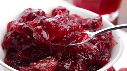 Sos żurawinowy podkreśla smak drobiu lepiej niż grzybowy. Jest prosty w przygotowaniu, więc zrobi go nawet słaby kucharz.