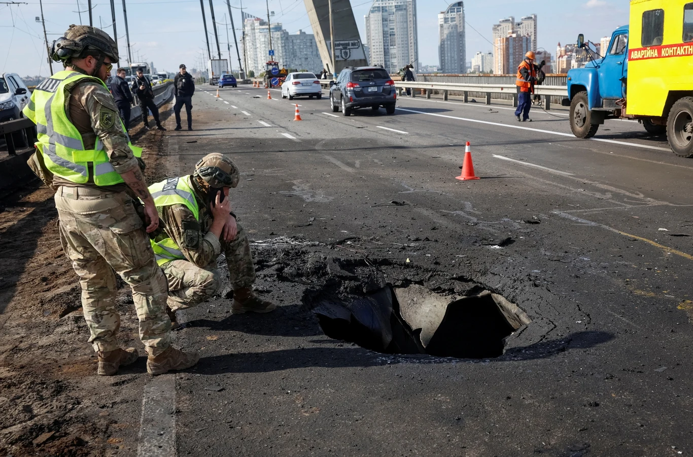 Most Północny w Kijowie po rosyjskim ataku dronowym Policjanci przy uszkodzonej jezdni Mostu Północnego w Kijowie po rosyjskim ataku dronowym 4 października 2026 roku.