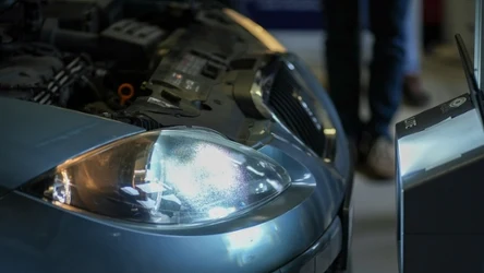 Policja z Legnicy zaprasza na bezpłatne kontrole reflektorów.