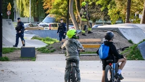 Służby w okolicy szkoły w Ostrołęce, gdzie 19-latek zaatakował nożem 