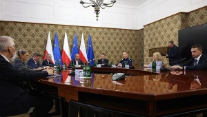 "Zostawiła dwójkę dzieci". Pilna narada po ataku w szkole, Tusk zabrał głos