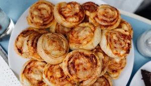 Pizzerinki z ciasta francuskiego to szybka przekąska na rodzinne imprezy