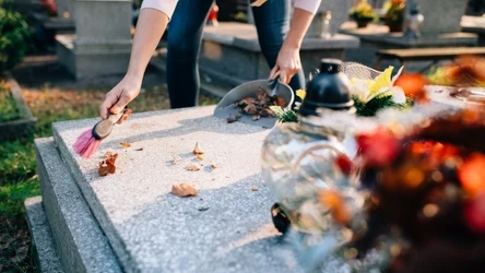 Popularne metody niszczą nagrobek. Jak usunąć żywicę i ptasie odchody z grobu?