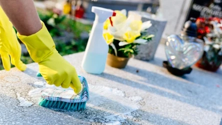 Pewnych środków chemicznych lepiej nie wylewać na płytę nagrobka. Mogą one spowodować trwałe odbarwienia