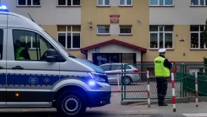 Echa ataków nastolatków. Patrole policji, niektóre szkoły zamknięte