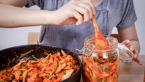 Kimchi to niskokaloryczna kiszonka, pełna witamin, minerałów i błonnika. 