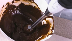 Jak przygotować polewę czekoladową, żeby nie pękała na ciastach? Patent jest bardzo prosty.