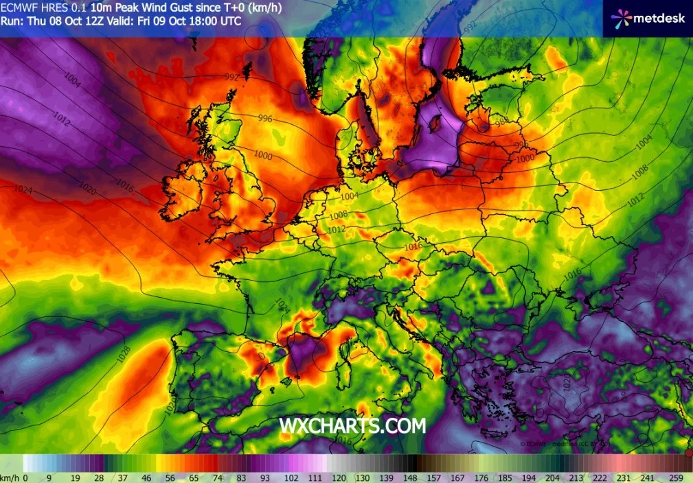 Wichury na północy utrzymają się przez dużą część dnia. Miejscami podmuchy osiągną około 100 km/h Mapa Europy ilustrująca maksymalne porywy wiatru, z najsilniejszymi podmuchami zaznaczonymi odcieniami czerwieni i fioletu, obejmującymi północno-zachodnią Europę, Wyspy Brytyjskie oraz regiony centralne i północne kontynentu.