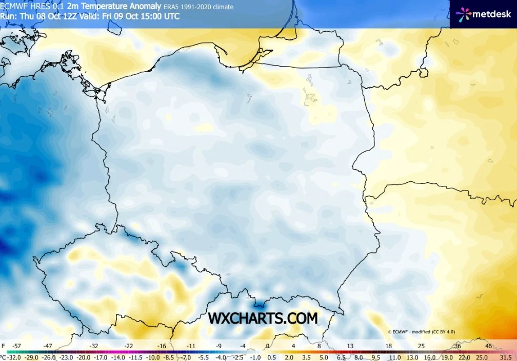 W porównaniu z czwartkiem będzie o nawet 10 stopni mniej. W najcieplejszych rejonach nie mamy co liczyć na więcej niż 15 st. C Mapa Polski z zaznaczonymi anomaliami temperatury powietrza, gdzie większość kraju pokrywa kolor niebieski oznaczający obszary chłodniejsze od normy, a na południowym wschodzie i częściowo na wschodzie widoczne są żółte odcienie, sugerujące cieplejsze ...