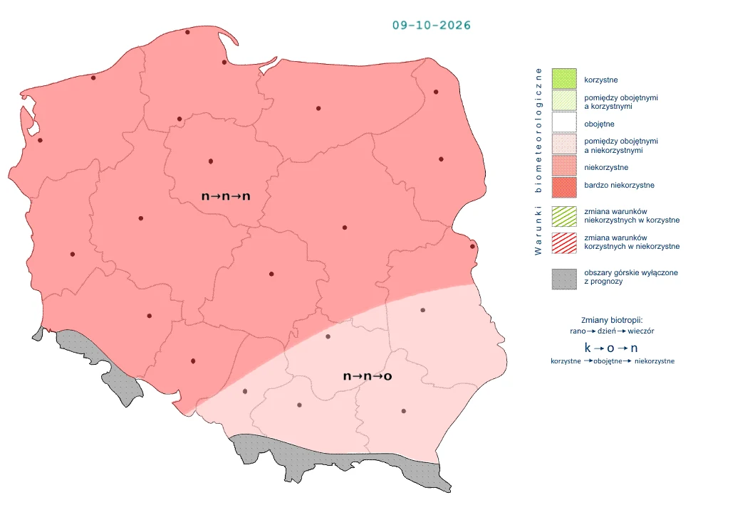 Mapa Polski z rozróżnieniem stref według stopnia niedoboru wody, większość kraju w odcieniach czerwieni oznaczających obszary bardzo słabo lub niekorzystnie zaopatrzone w wodę, południowo-wschodnia część zaznaczona jako obszar z wyraźnym niedoborem, z ...