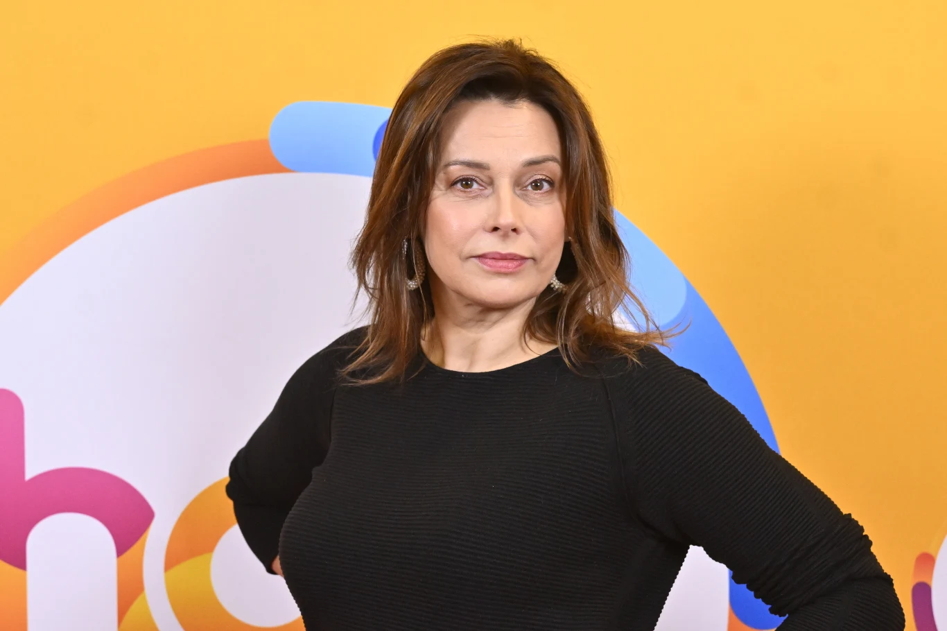 Renata Dancewicz w "halo tu polsat" Renata Dancewicz w studiu programu halo tu polsat. Aktorka ma brązowe włosy i czarny sweter.