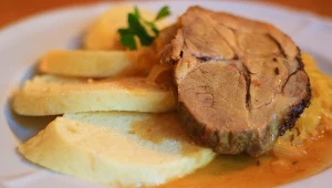 Śląskie niebo podaję z pokrojonymi kluskami na parze