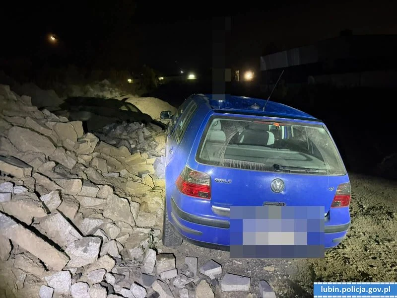 Volkswagen Golf zatrzymał się dopiero n stercie gruzu