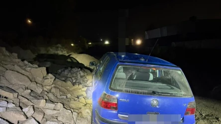 Volkswagen Golf zatrzymał się dopiero n stercie gruzu