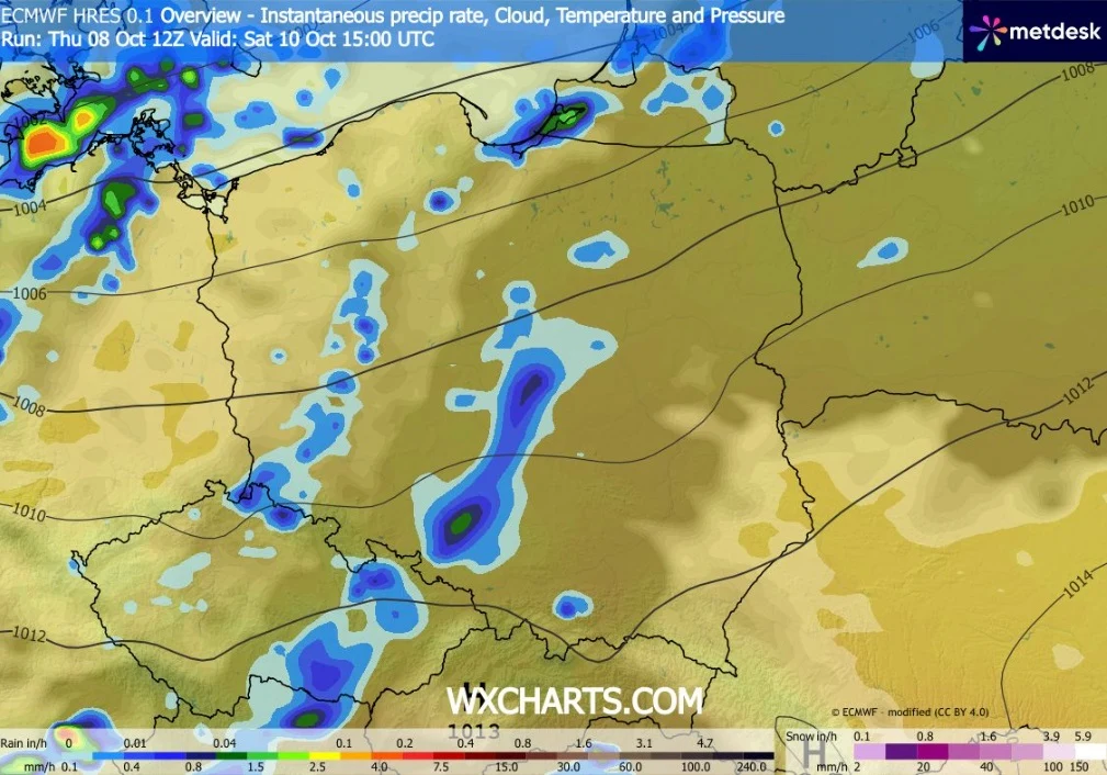Mapa pogodowa Polski z zaznaczonymi strefami opadów deszczu, z największym nasileniem opadów w centralnej części kraju oraz mniejszymi strefami na północnym zachodzie i południowym zachodzie, zarysowane izobary oraz legenda ilustrująca intensywność opa...
