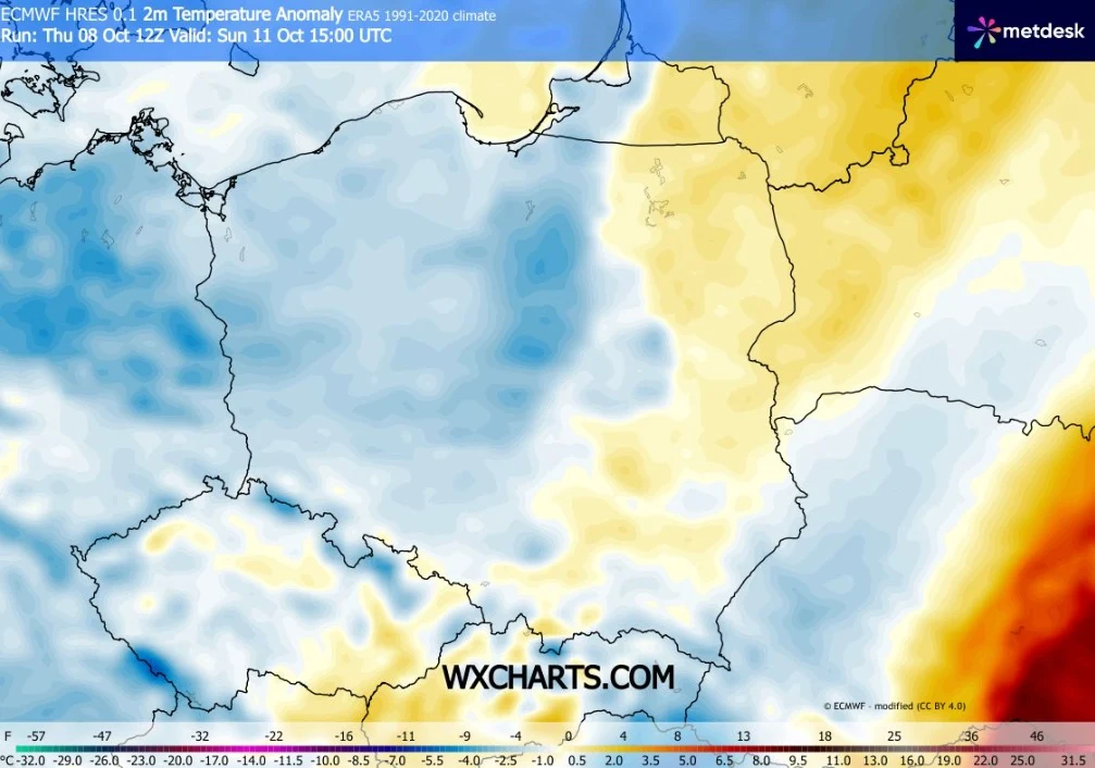 Prze cały weekend będzie kilkanaście stopni, a niedziela będzie chłodniejsza od soboty Mapa Polski z zaznaczonymi anomaliami temperatury powietrza; zachodnia i południowo-zachodnia część kraju wyróżnia się niższymi wartościami (chłodne barwy), natomiast wschód i północny wschód mają wyższe odchylenia temperatury (ciepłe barwy).