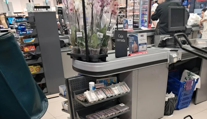 Almeria. Sklep popularnej także w Polsce sieci zamyka na klucz batoniki