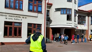 Patrol przed jedną ze szkół w Małopolsce