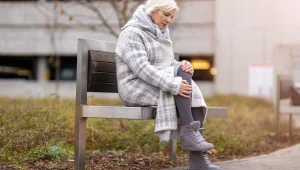 Jesienne bóle stawów dają się we znaki? Brak ruchu to najgorsze, co możesz im zafundować