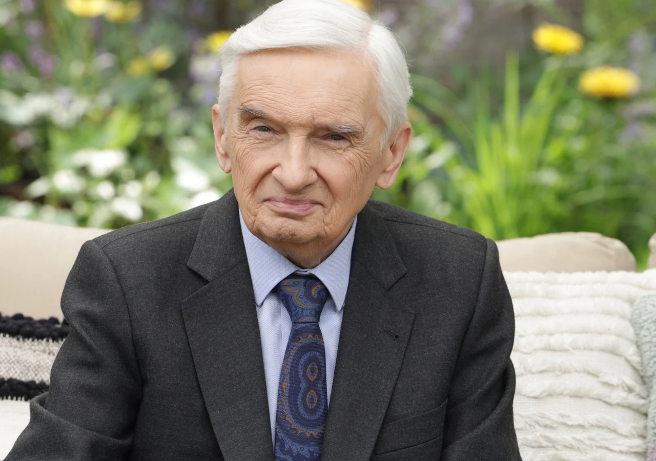 Tadeusz Sznuk w 2024 roku Tadeusz Sznuk, prowadzący programu "Jeden z dziesięciu". Siedzi w garniturze i krawacie w studiu telewizyjnym.
