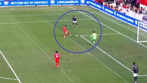 Kuriozalny błąd bramkarza. "Podarował' Lewandowskiemu zwycięstwo. [WIDEO]
