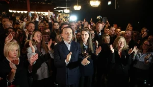 Łukasz Gibała świętuje wygraną w wyborach w Krakowie