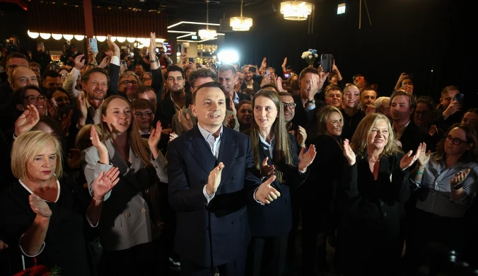 Łukasz Gibała świętuje wygraną w wyborach w Krakowie