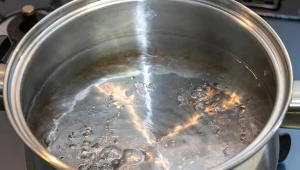 Wrzuć do garnka z gotująca się wodą. Pochłonie wszystkie zapachy z kuchni