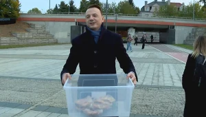 Kraków. Łukasz Gibała w poniedziałek rano rozdawał mieszkańcom obwarzanki