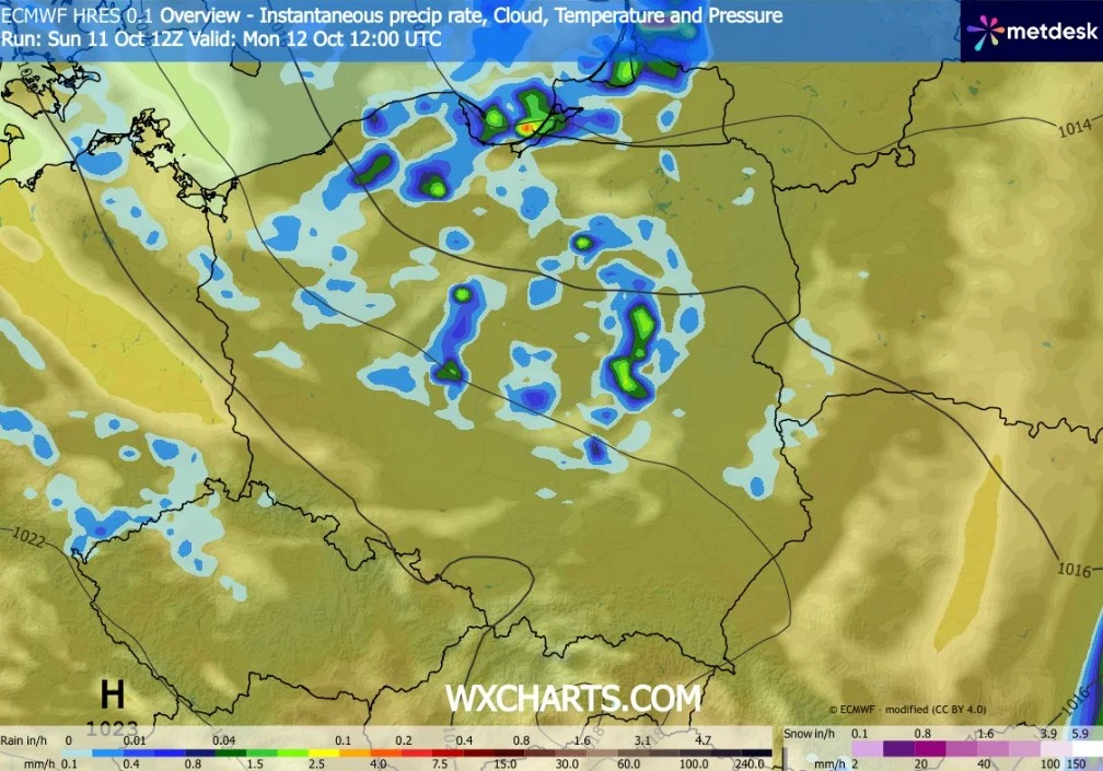 W poniedziałek przelotne deszcze wystąpią w wielu miejscach. Wysoko w górach spadnie śnieg Mapa Polski z prognozą opadów deszczu na określonych obszarach, pokazująca różne natężenie deszczu za pomocą kolorowych plam oraz izobary i wskaźniki ciśnienia atmosferycznego.