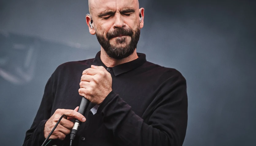 Fisz Emade "Człowiek nie do końca": Dojrzały rap dla współczesnego człowieka [RECENZJA]
