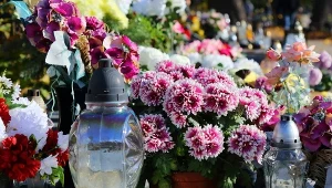 Zakup gotowej wiązanki na cmentarz to spory wydatek. Dużo tańszą opcją będzie wykonanie jest samodzielnie