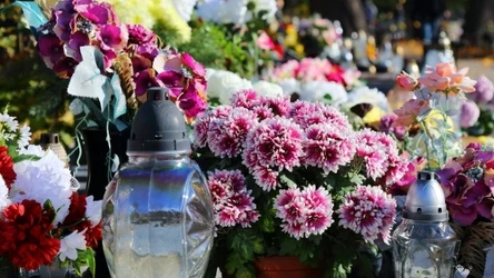 Zakup gotowej wiązanki na cmentarz to spory wydatek. Dużo tańszą opcją będzie wykonanie jest samodzielnie