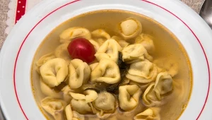 Rosół z tortellini to potęga smaku. Małe pierożki idealnie uzupełniają smak bulionu. Na obiad nie ma nic lepszego.