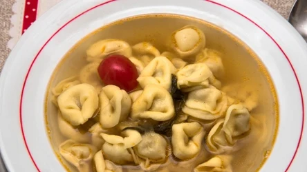 Rosół z tortellini to potęga smaku. Małe pierożki idealnie uzupełniają smak bulionu. Na obiad nie ma nic lepszego.
