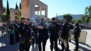 Policja przed szkołą w Aubagne 
