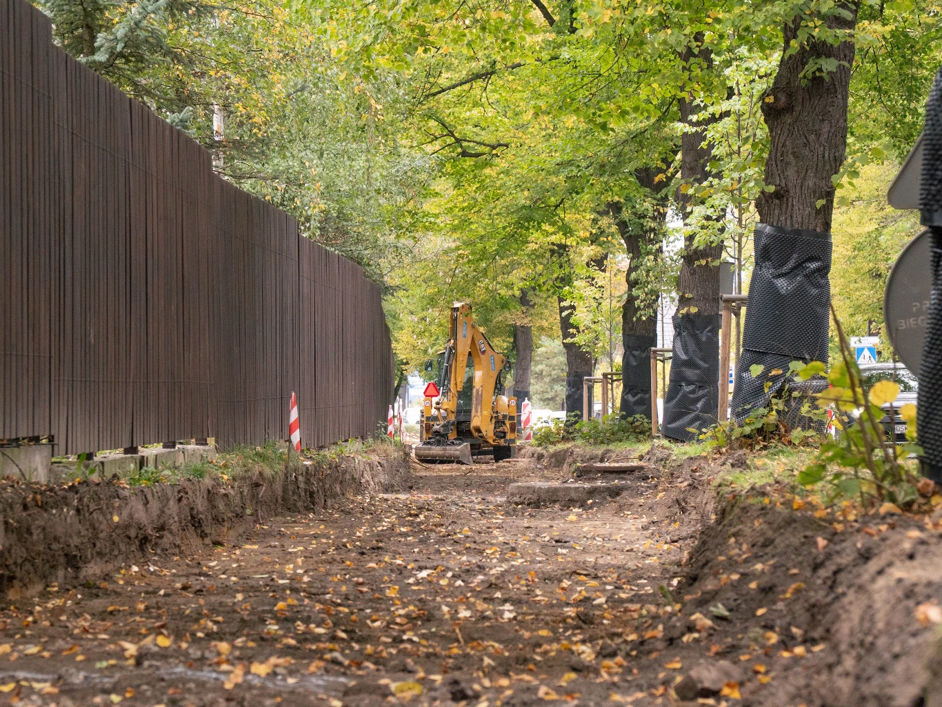 Gliwice budują nową drogę dla rowerów. Połączy dwie inne ścieżki dla jednośladów Koparka podczas prac nad budową nowej drogi rowerowej przy ulicy Łabędzkiej w Gliwicach.