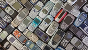 Kiedyś bateria telefonu trzymała tydzień. Za tym Polacy tęsknią najbardziej