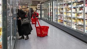 Dział z produktami w lodówkach we francuskim sklepie. Zdj. ilustracyjne