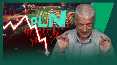 Mężczyzna z siwymi włosami wykonujący gesty rękami na tle wykresu przedstawiającego gwałtowny spadek wartości polskiego złotego oraz zielonych liter PLN, w tle rozmazane stoły do gry hazardowej.