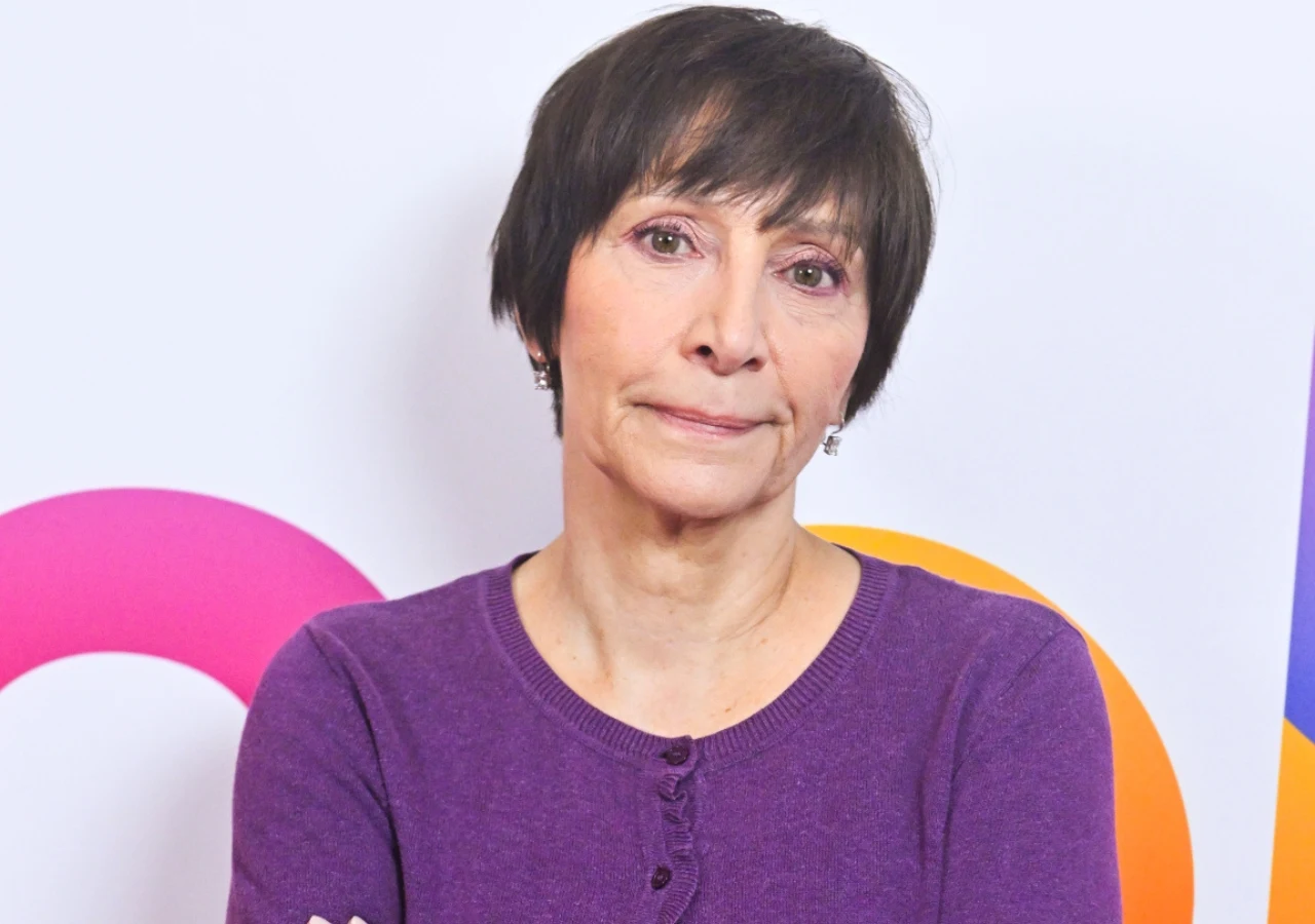 Renata Pałys Aktorka Renata Pałys znana ze "Świata według Kiepskich", ubrana we fioletowy sweter na guziki