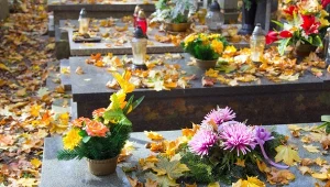 Tak zabezpieczysz wiązanki na cmentarzu przed kradzieżą. Sprawdzone triki