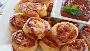 Pyszne roladki a la pizza to hit nie tylko na imprezach. Zabierz do pracy i poczęstuj kolegów - każdy poprosi o jeszcze jedną