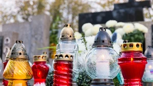 Dlaczego na grobach bliskich kładziemy znicze? Mało kto zna tę symbolikę