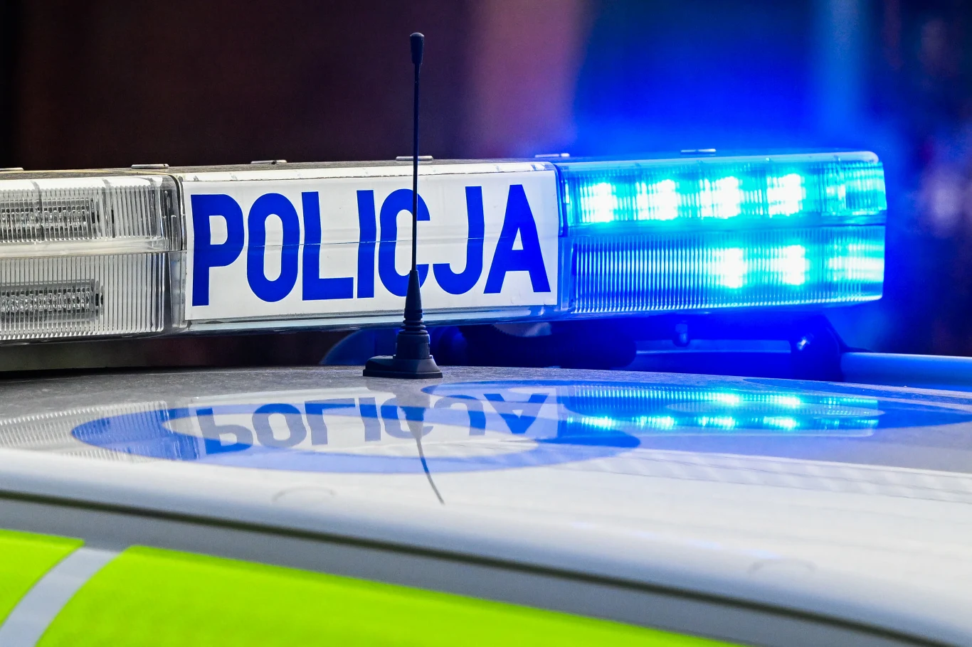 Tragedia w Zbiersku-Kolonii koło Kalisza. W jednym z domów znaleziono dwa ciała (zdj. ilustracyjne) policyjny radiowóz z niebieskimi światłami sygnalizacyjnymi i napisem policja na dachu pojazdu