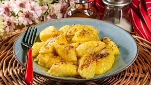 Smak palonego masła doskonale współgra z kluskami, knedlami czy pierogami