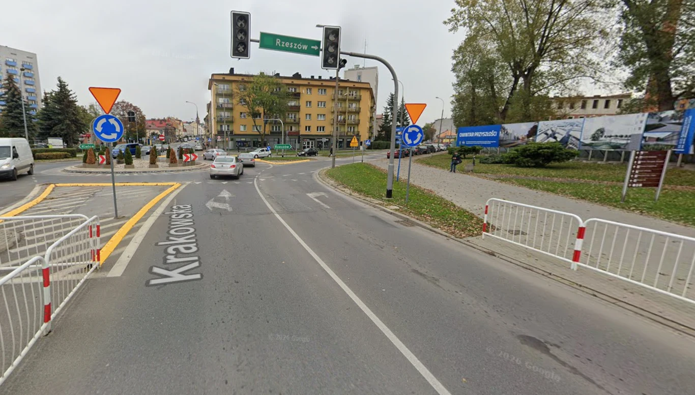 Kierowców z Tarnowa czekają długotrwałe utrudnienia. Rusza remont przy Owintarze. Skrzyżowanie ulicy Krakowskiej z rondem, widoczne auta, sygnalizacja świetlna i blok mieszkalny w Tarnowie.