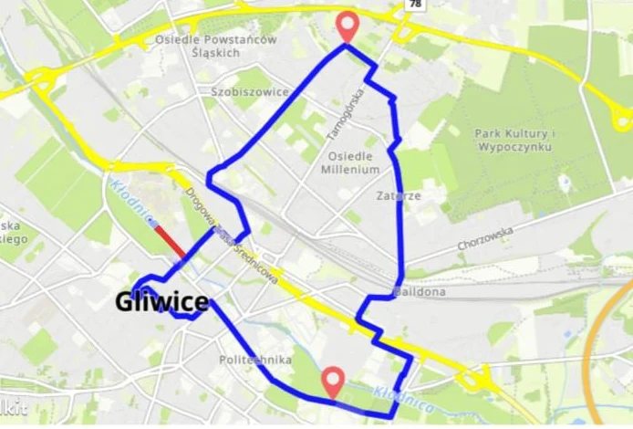Mapa Gliwic z zaznaczoną na niebiesko trasą przebiegającą przez osiedla Powstańców Śląskich, Millenium oraz okolice politechniki, zakończoną czerwonymi punktami na północnym wschodzie i południowym zachodzie miasta.