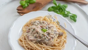 Spaghetti w najlepszym, kremowym sosie z czosnkiem i parmezanem. Szybki obiad godny włoskiego mistrza