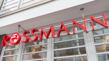 Rossmann ma nie tylko kosmetyki. Niebieskie szkło, tortownica i złote sztućce przyciągają wzrok